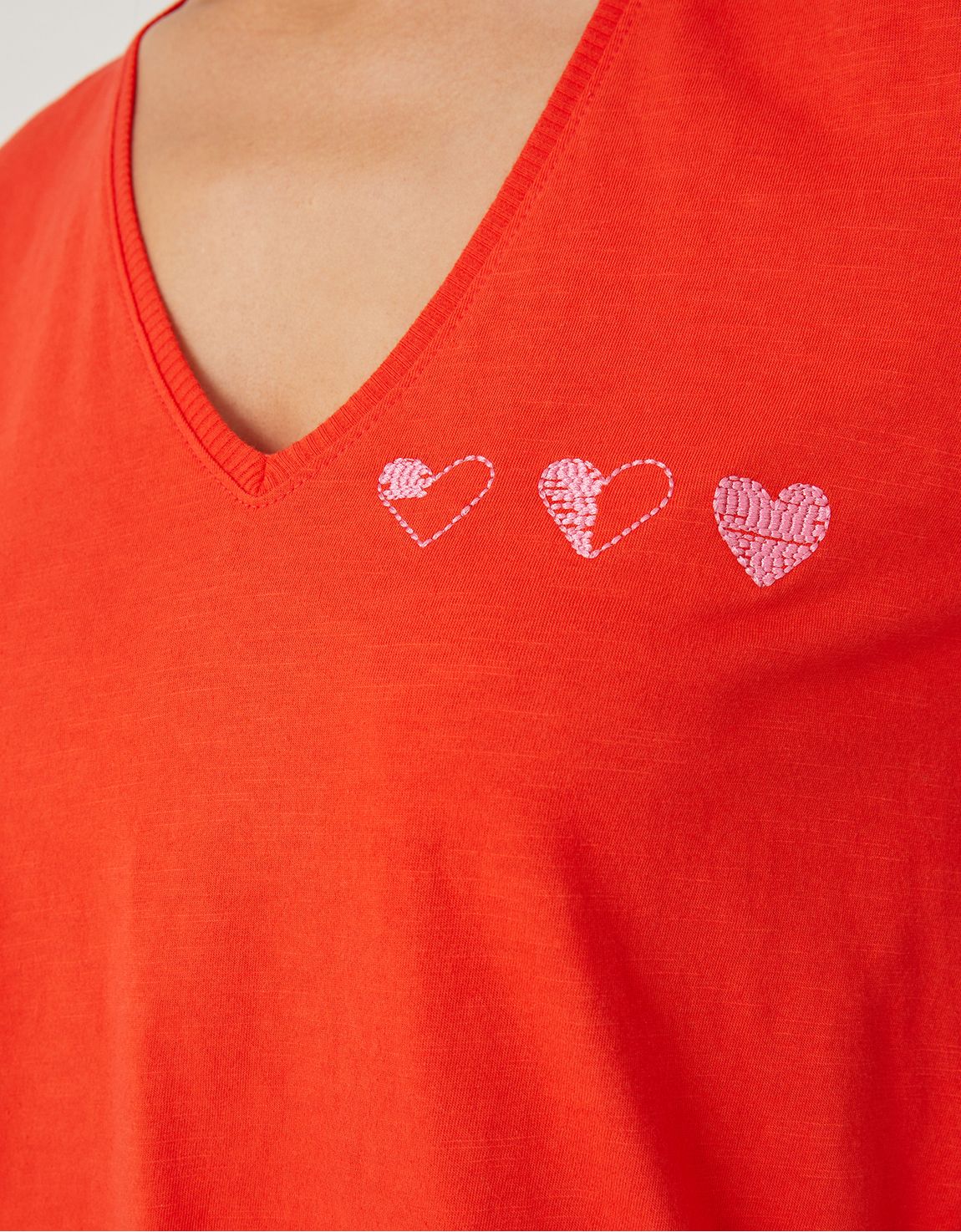 T-shirt mini coração bordado