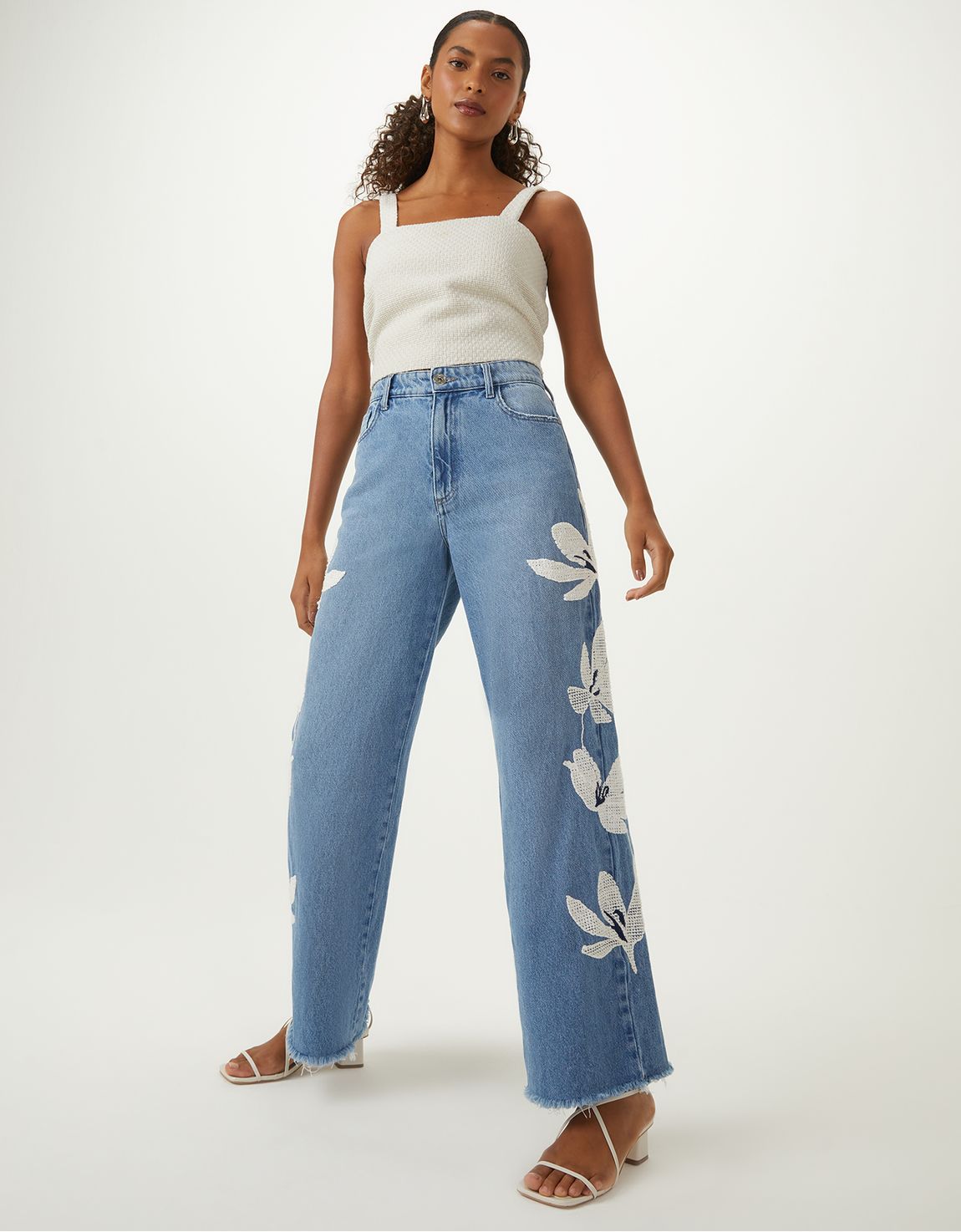 Calça jeans médio wide com bordado flor