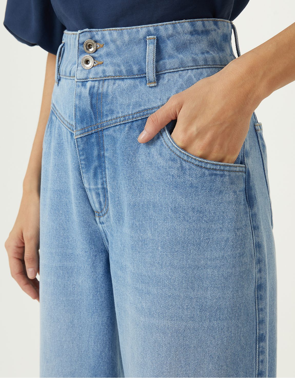 Calça jeans wide com recorte frontal