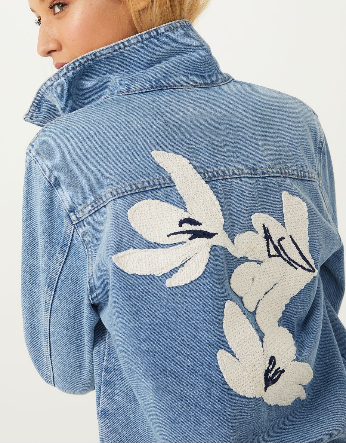 Jaqueta jeans com bordado flor