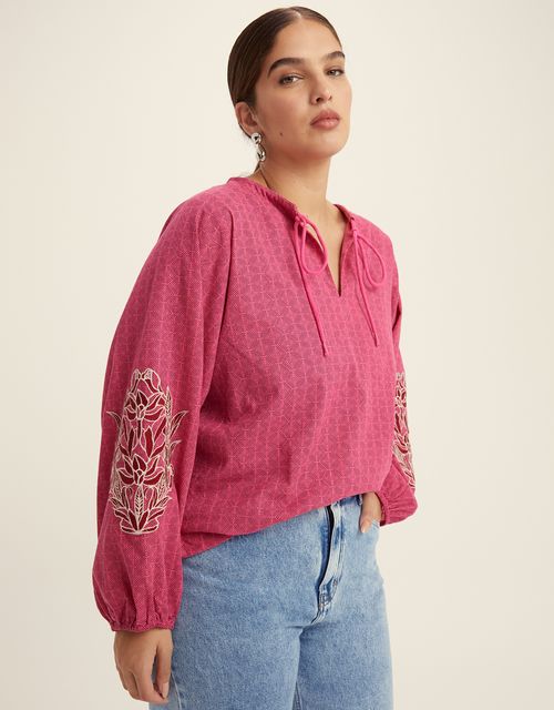 Blusa bordada grafismo rosa