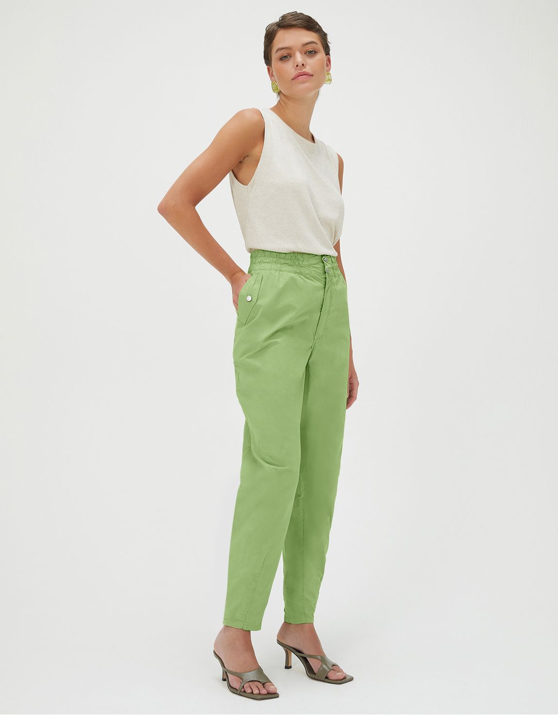 Calça slim elástico cós verde