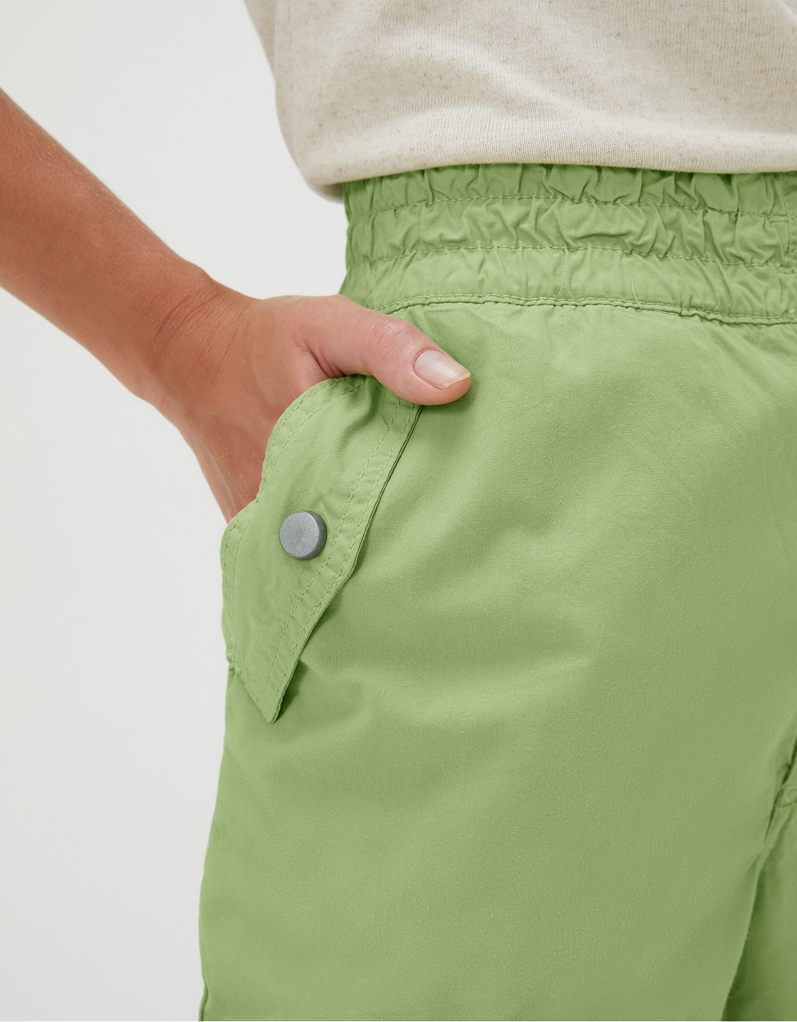 Calça slim elástico cós verde