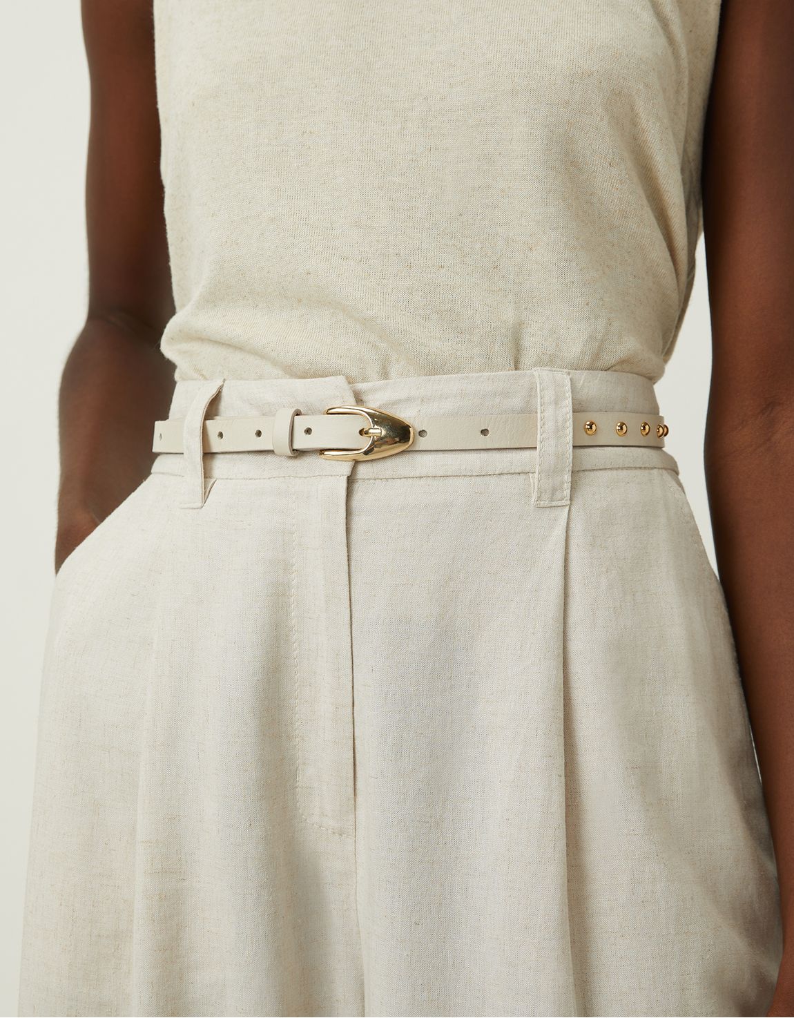 Cinto fino tachas e fivela off white