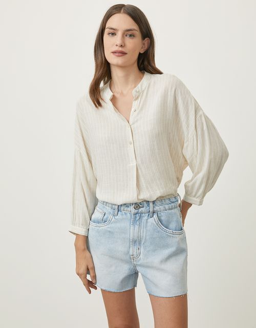 Shorts jeans claro  barra à fio