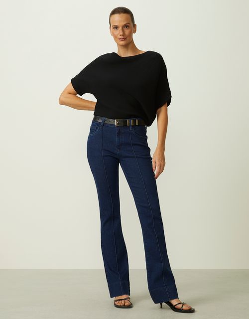 Calça jeans boot cut com vinco frente