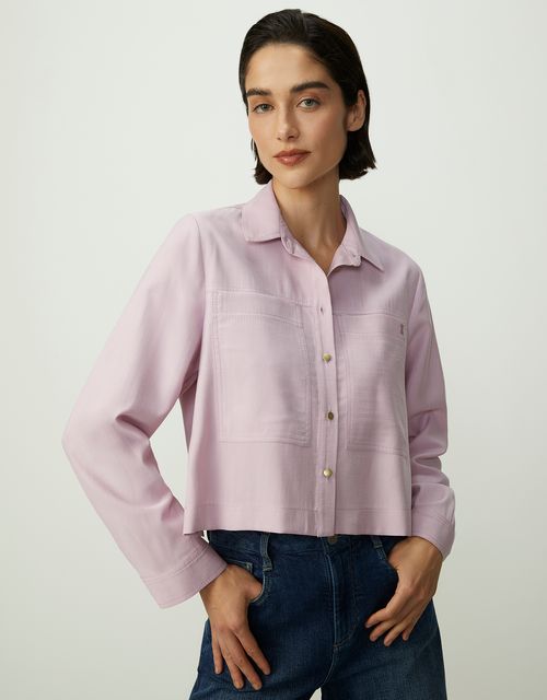 Camisa curta com bolsos