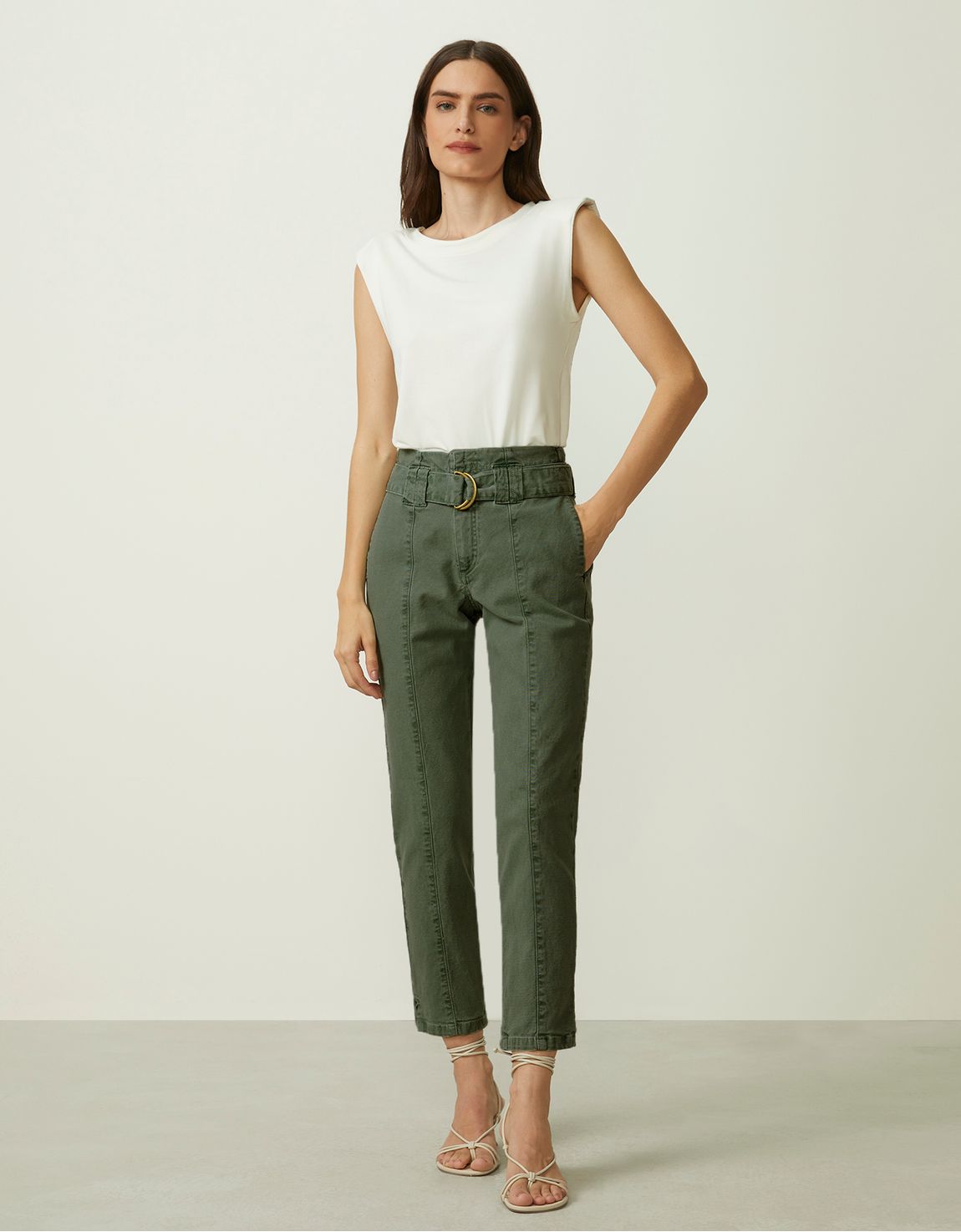 Calça slim cinto verde