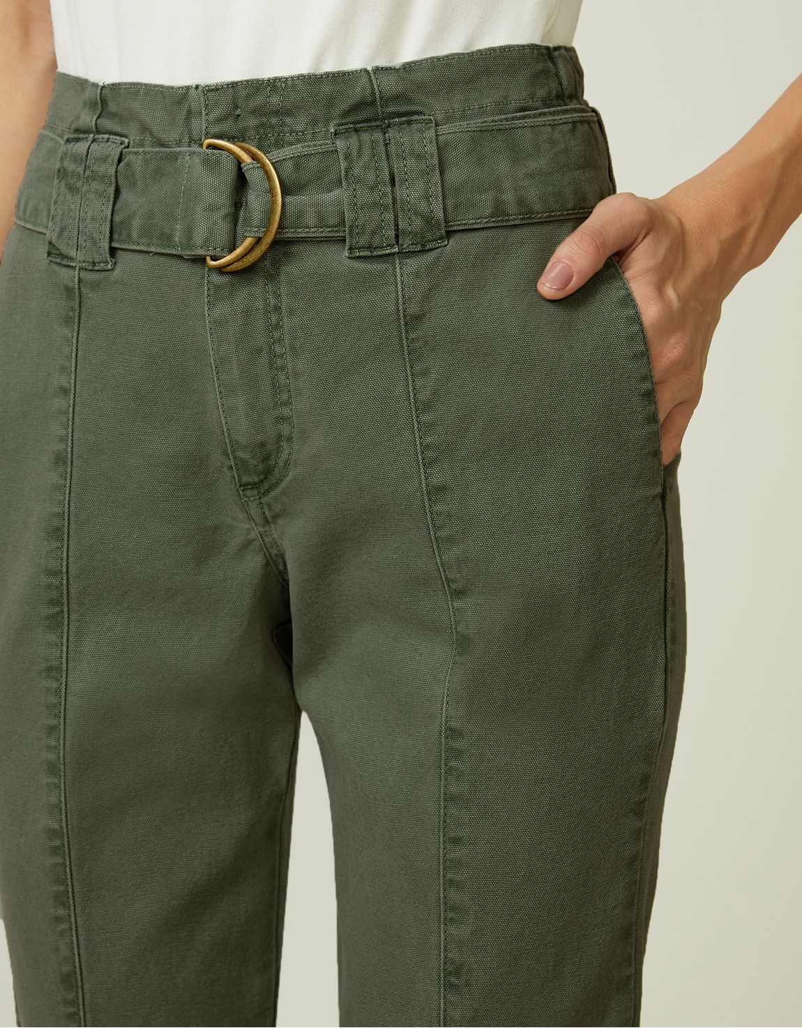 Calça slim cinto verde