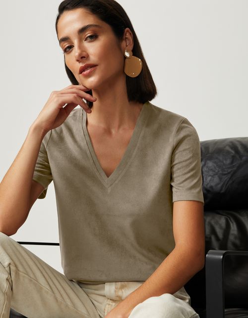 T-shirt suede decote v cinza