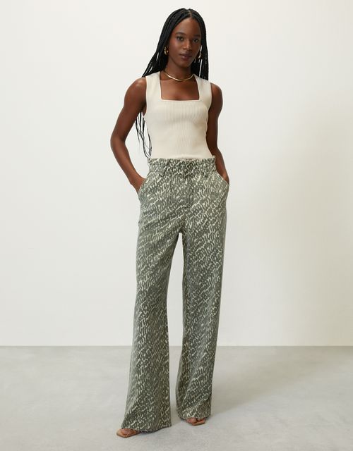 Calça sarja wide textura verde