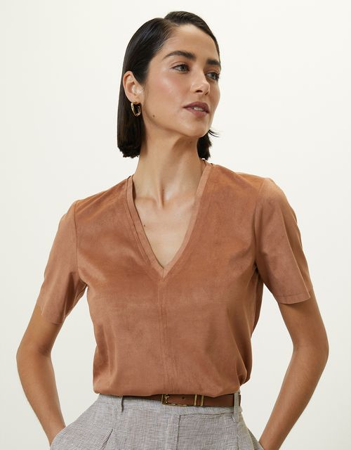 T-shirt suede decote v camel