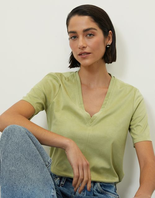 T-shirt suede decote v verde