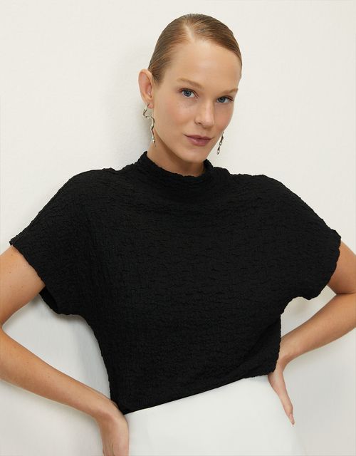 Blusa gola alta textura preta 360