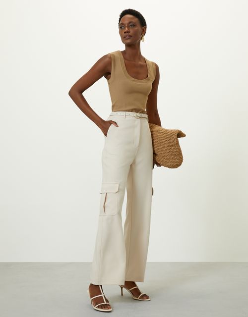 Calça reta bolsos cargos areia