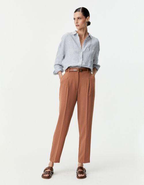 Calça slim alfaiatada pregas marrom