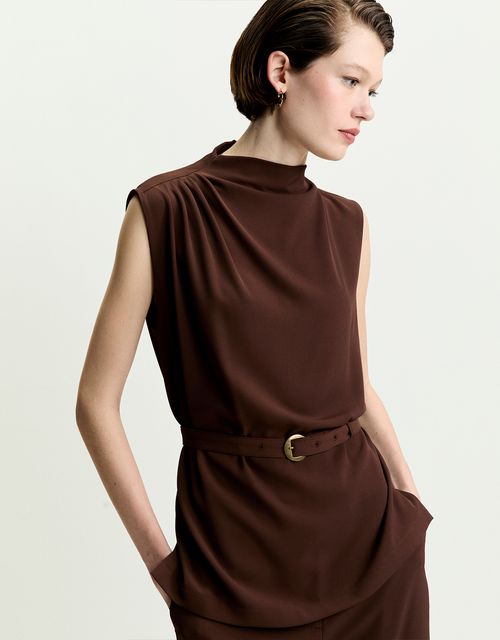 Blusa reta pregas no ombro