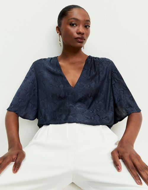 Blusa decote v acetinada