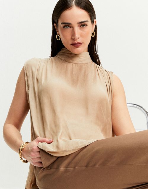 Blusa gola alta franzida