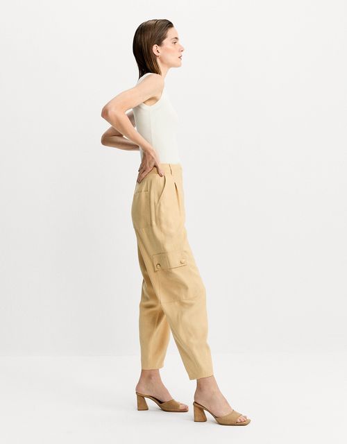 Calça carrot pregas