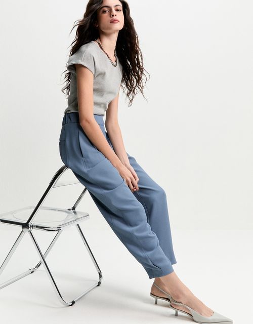 Calça carrot pregas