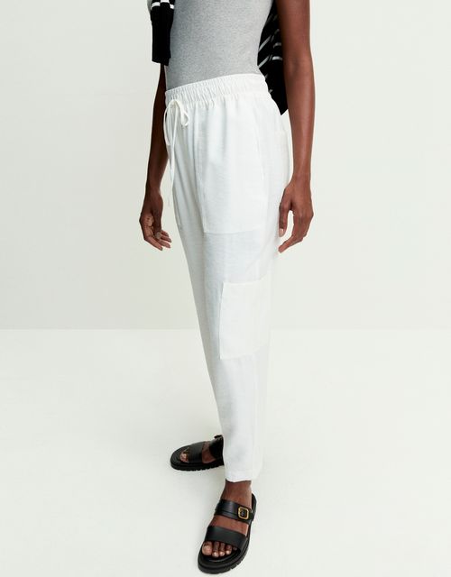 Calça slim com bolsos