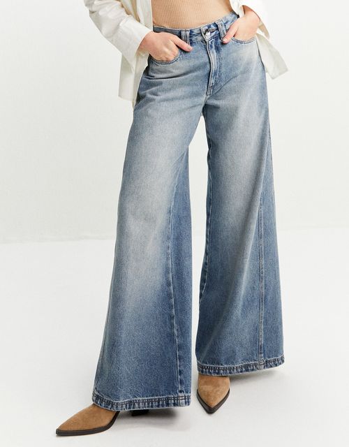 Calça jeans pantalona recortes laterais
