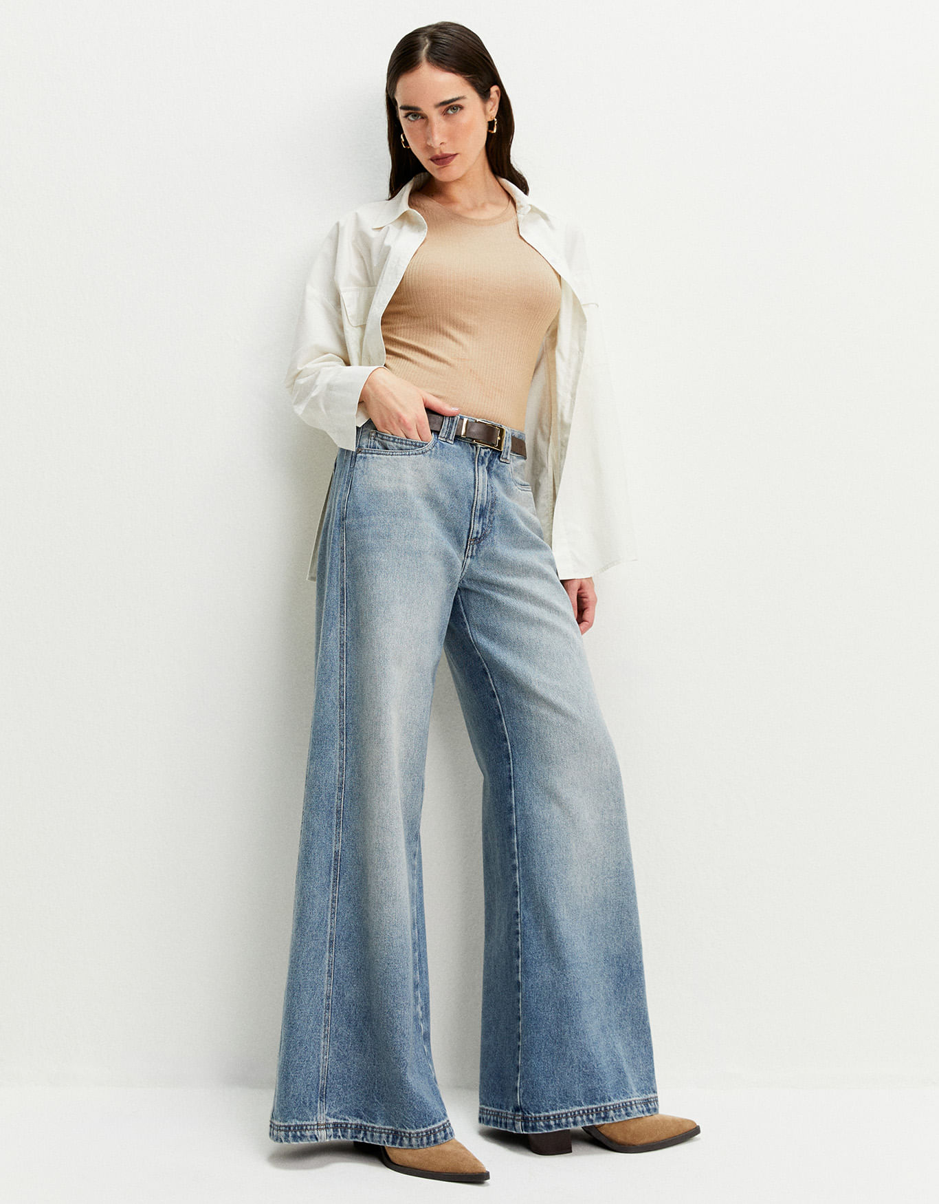 Calça jeans pantalona recortes laterais