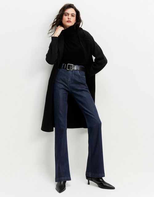 Calça jeans boot cut resinada