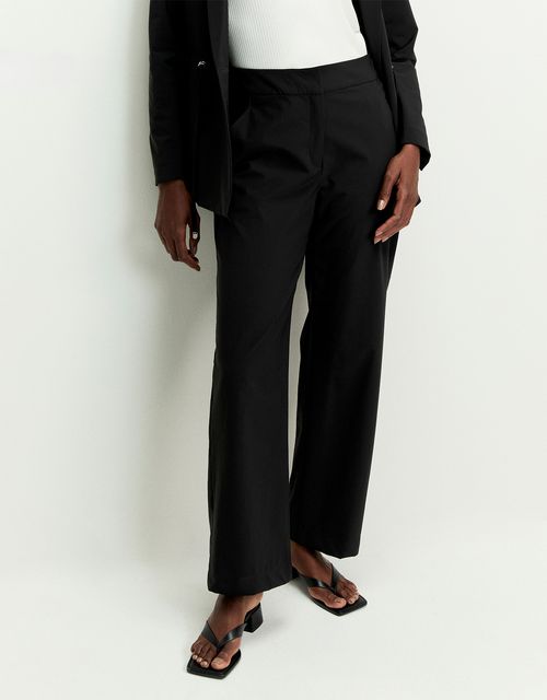 Calça reta bolsos