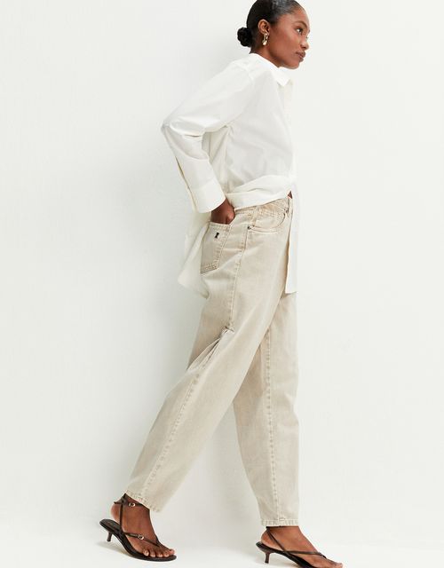 Calça slim detalhe prega