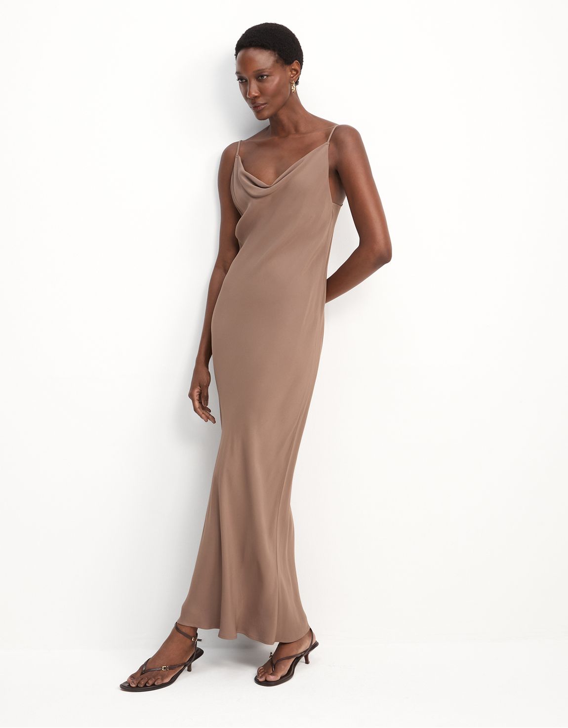 Vestido longo decote degagê