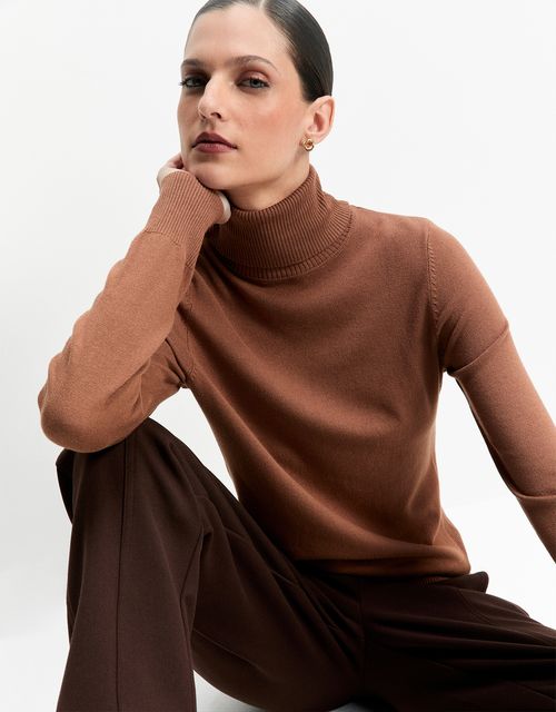 Blusa tricot básico gola alta camel