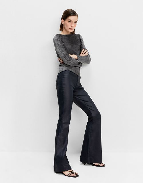 Calça resinada boot cut