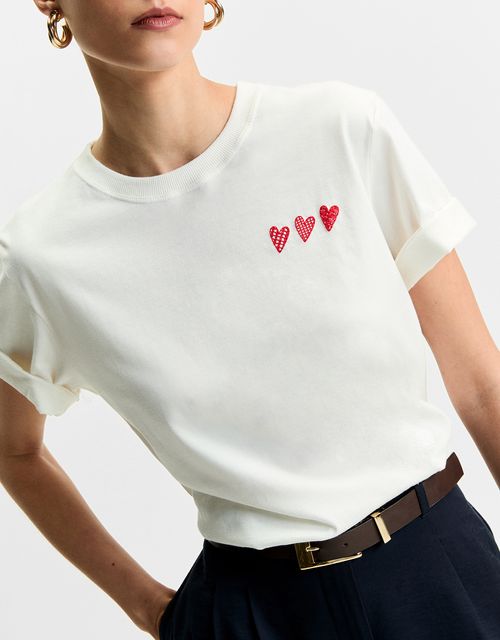 T-shirt corações bordados