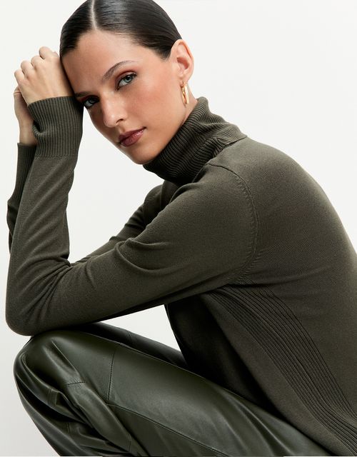 Blusa tricot básico gola alta verde