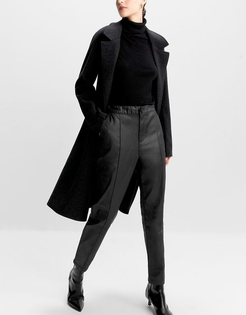 Calça slim resinada