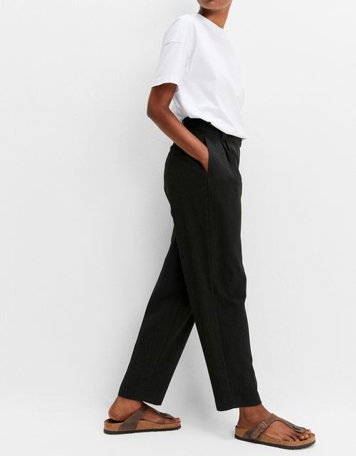 Calça afunilada pregas