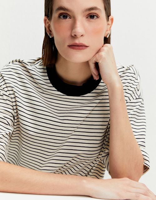 T-shirt listra gola alta