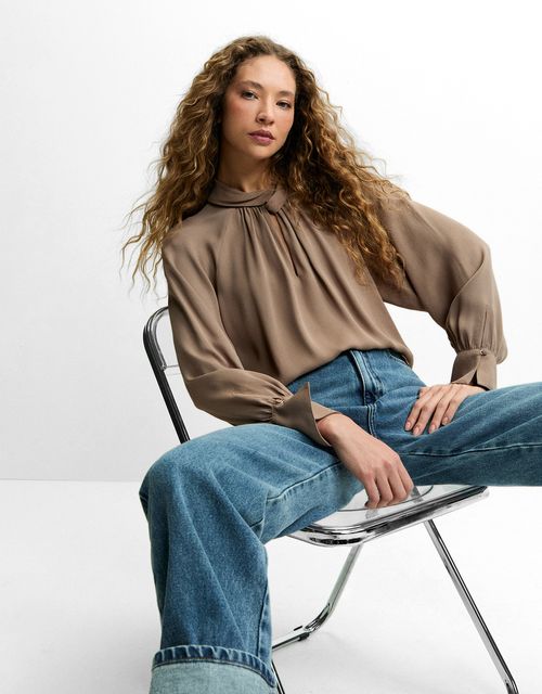 Blusa decote torcido