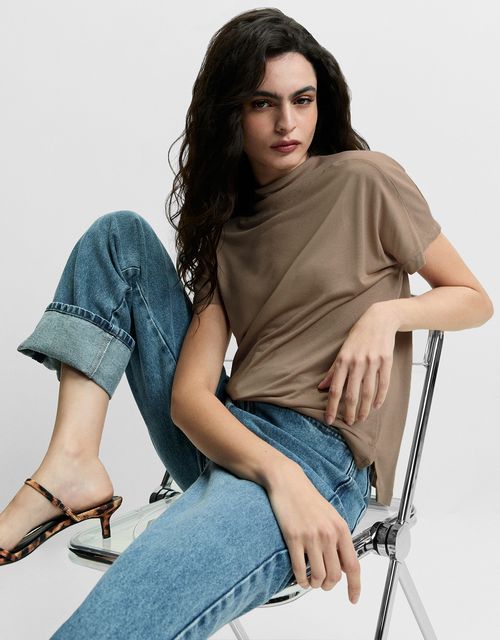 Blusa gola alta canelada bege