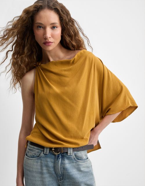 Blusa assimétrica com detalhe alça